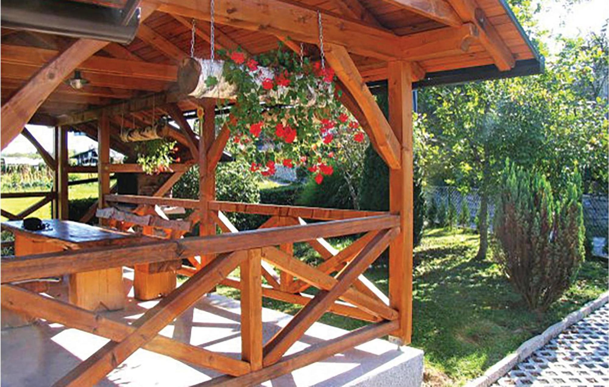 2 Bedroom Cozy Home In Bosiljevo Exterior photo